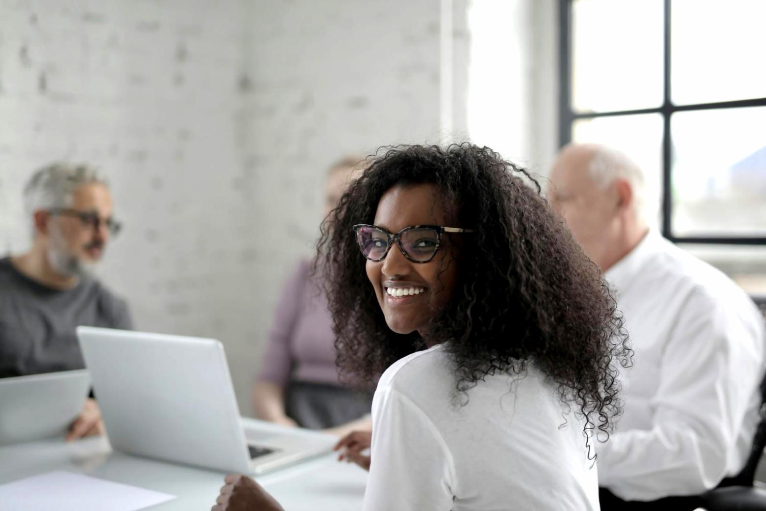 Visualización de arquitectura de red neuronal recurrente para análisis de series temporales