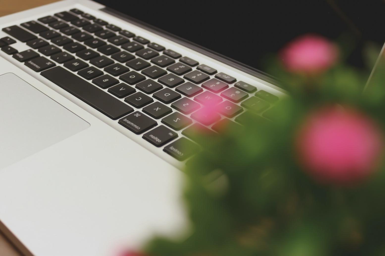 Dashboard con múltiples indicadores técnicos y señales de trading